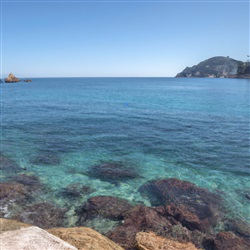 Ontspannen op de prachtige stranden van de Côte d’Azur: Een paradijselijke vakantiebestemming